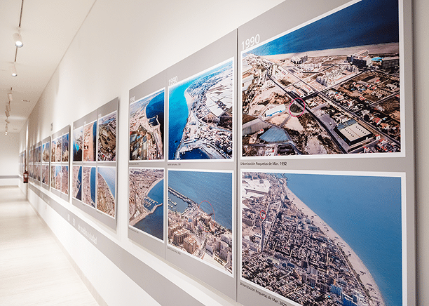 Panel expositivo con imágenes aéreas de la evolución urbana de Roquetas de Mar