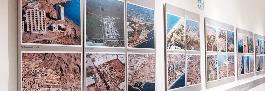 Panel con imágenes de la urbanización y crecimiento de Roquetas de Mar