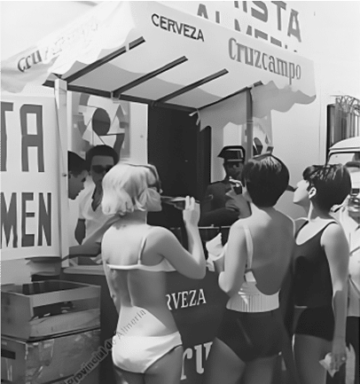Turistas disfrutando de las playas de Roquetas de Mar en una fotografía antigua